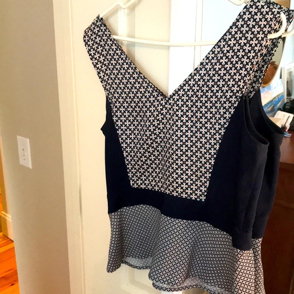 V front and V back shell/ tank. Slightly fitted wit fit and flare peplum - Picture 4 of 5